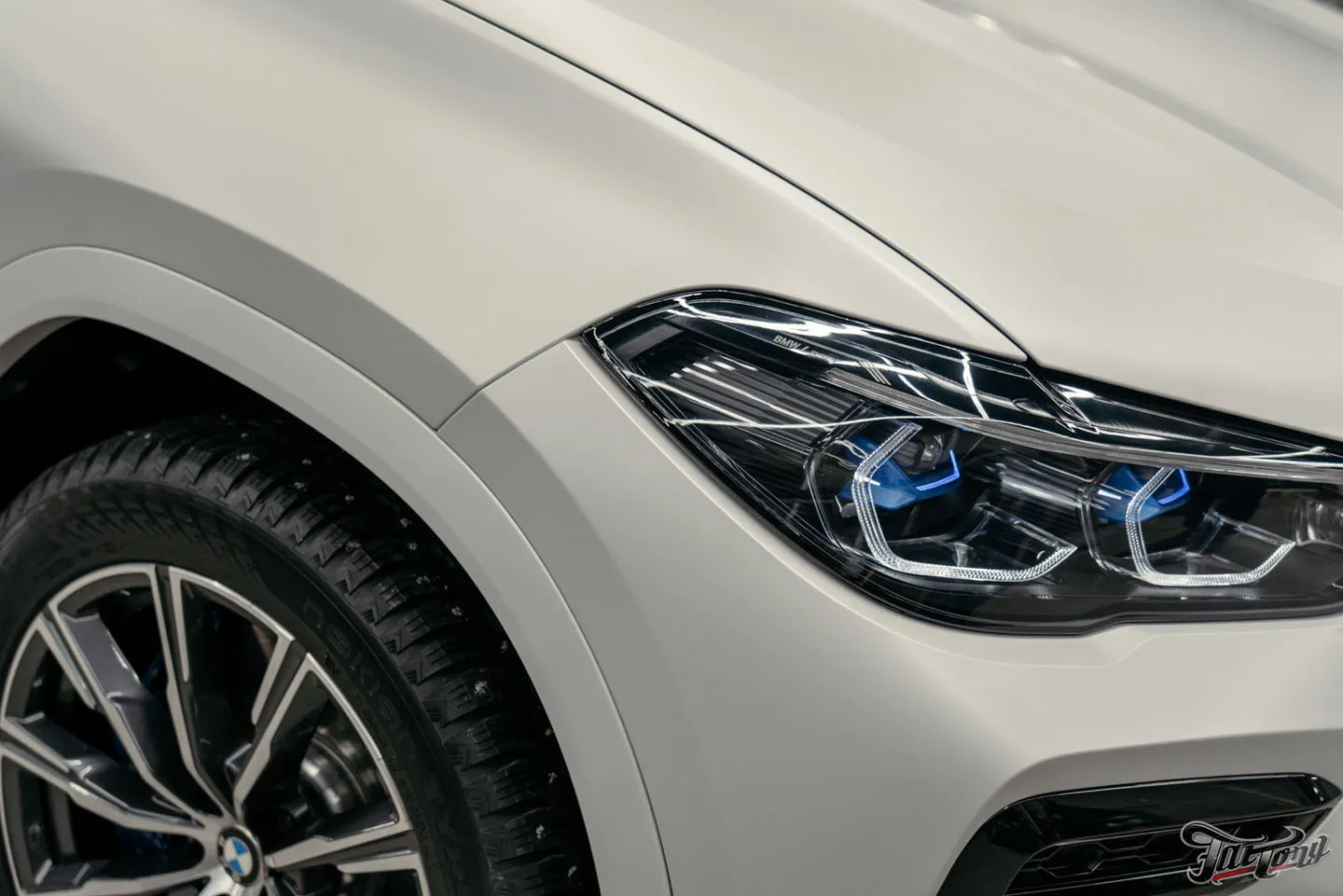 Оклеили BMW X6 матовым полиуретаном и покрыли керамическим составом, защитили глянец в салоне, почистили кожу и обработали ее керамикой